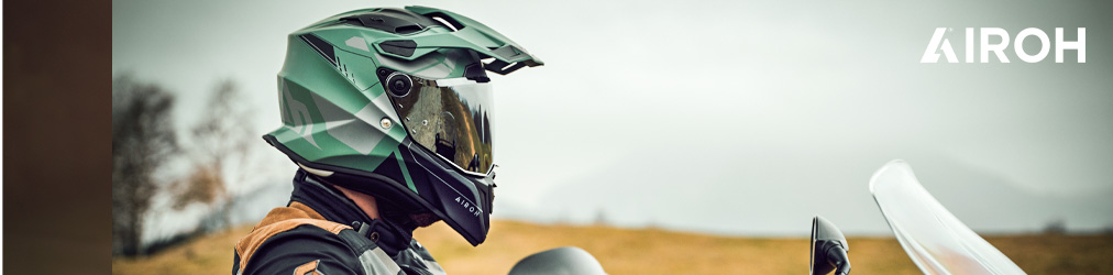 Airoh Helme - Mann auf Motorrad vor Bergen mit Airoh Commander Helm
