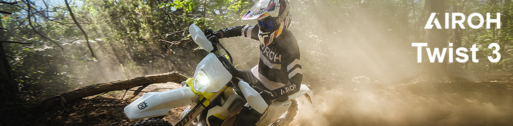 Airoh Helme - Mann auf Crossmotorrad auf Rennstrecke im Wald mit Airoh Twist 3 Helm