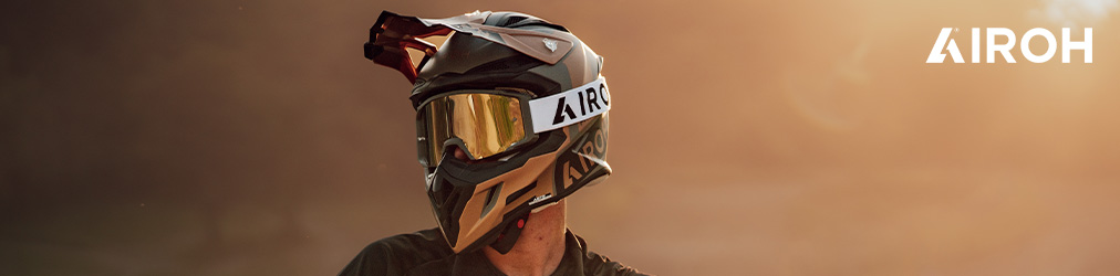 Airoh Helme - Mann auf Motorrad vor Bergen mit Airoh Commander Helm