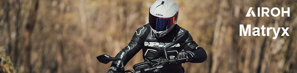 Airoh Helme - Mann auf Motorrad vor Wald mit Airoh Matryx Helm