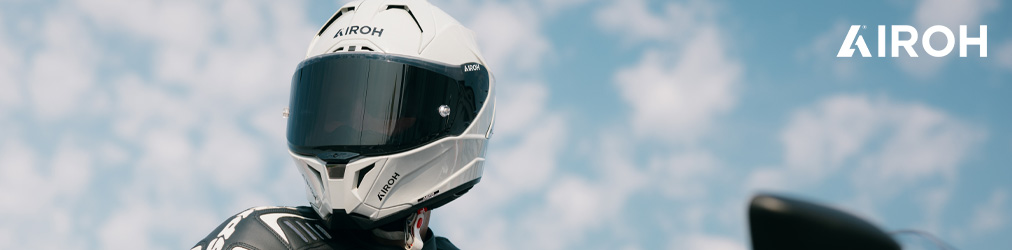 Airoh Helme - Mann auf Motorrad vor blauem Himmel mit Airoh GP 800 Helm