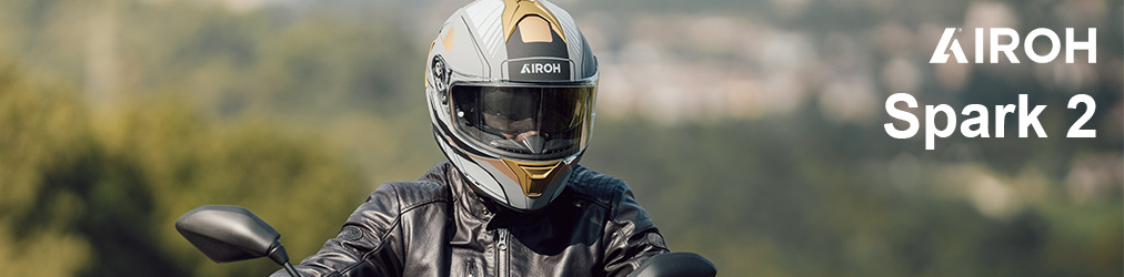 Airoh Helme - Mann auf Motorrad mit Airoh Spark 2 Helm