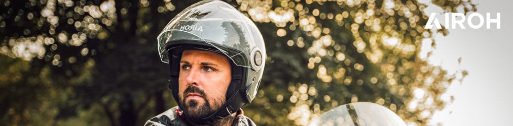 Airoh Helme - Mann auf Motorrad vor Bergen mit Airoh Commander Helm