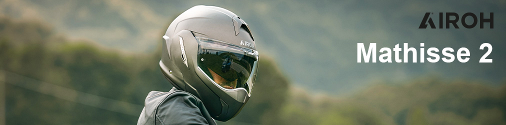 Airoh Helme - Mann auf Motorrad vor Bergen mit Airoh Commander Helm