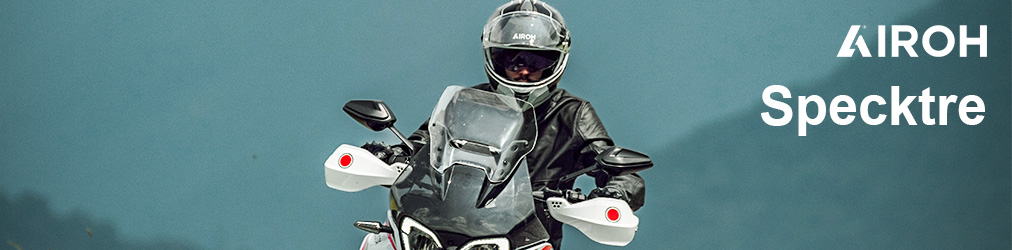Airoh Helme - Mann auf Motorrad vor Bergen mit Airoh Specktre Helm