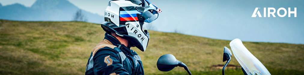 Airoh Helme - Mann auf Motorrad vor Bergen mit Airoh Commander Helm