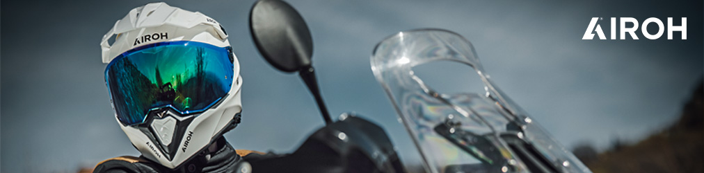 Airoh Helme - Mann auf Motorrad vor Bergen mit Airoh Commander Helm