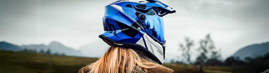 Germot | Helme und Zubehör | Frau mit Helm von hinten